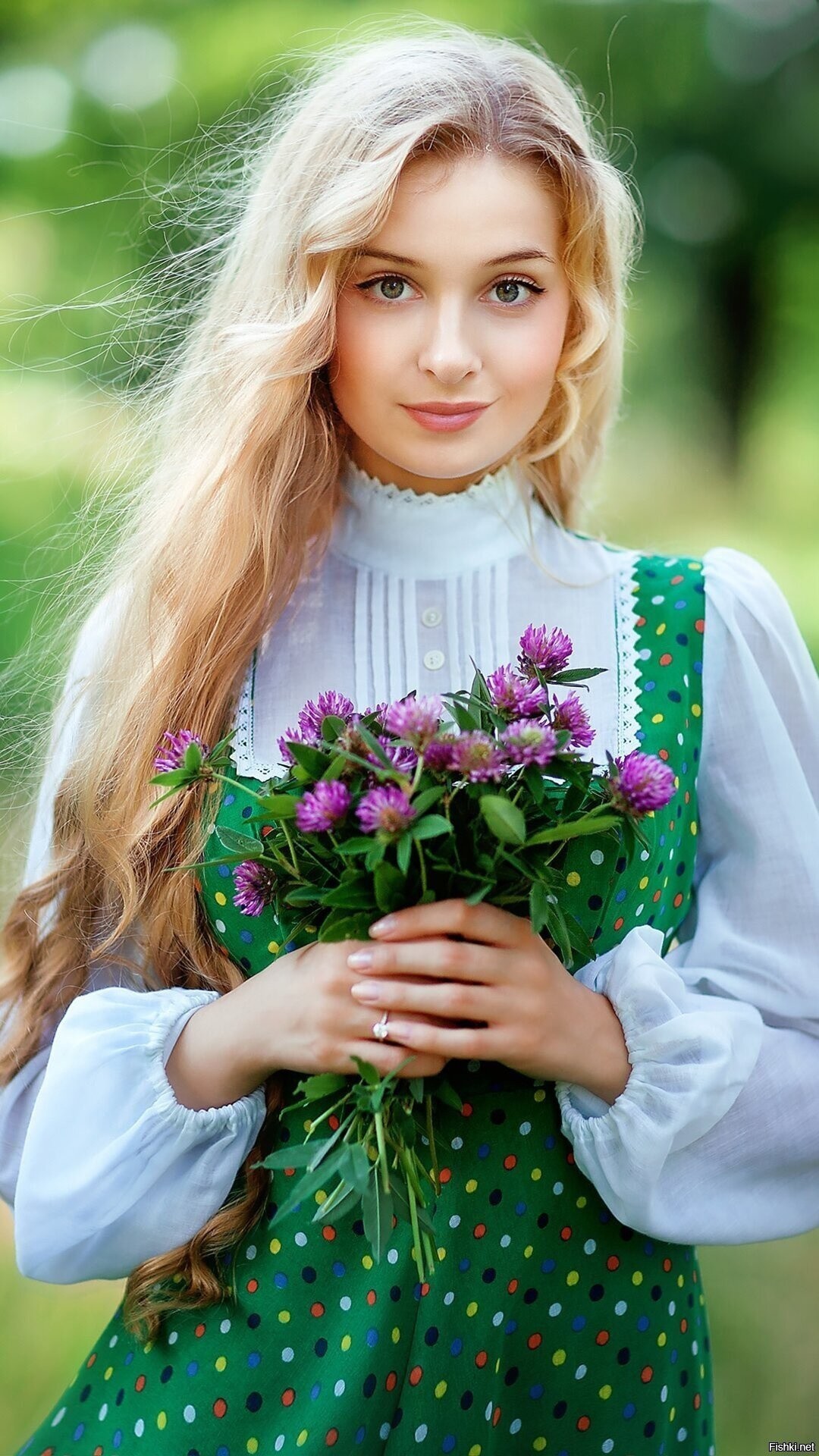 Girls in Slavic costumes in Sacramento